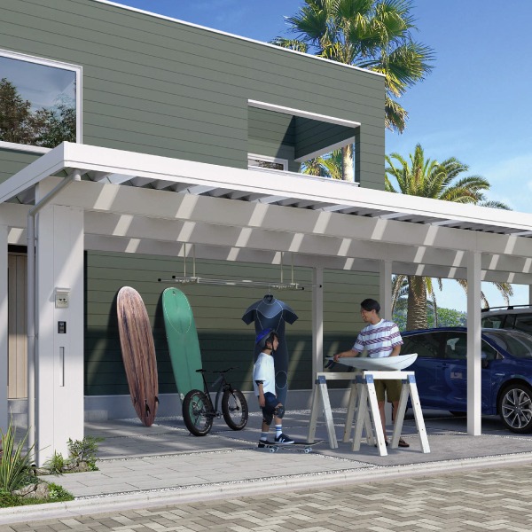 カーポートの中から屋根を見上げ、1箇所だけ透明な部分から太陽光が差し込んでいる様子